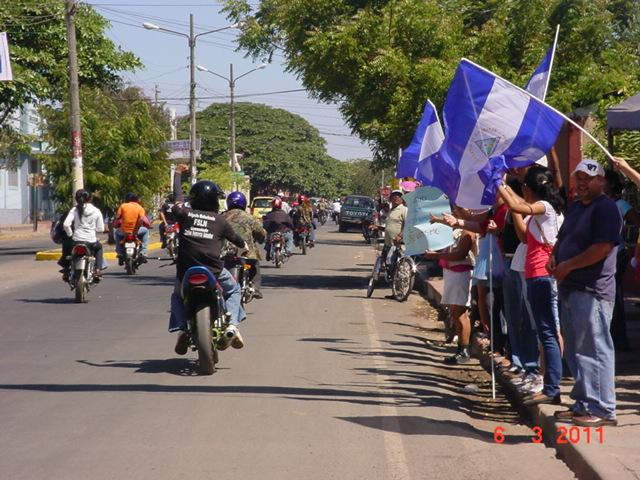 Jovenes levantan las banderas de la patria en saludo a motorizados y ante el Consejo Electoral Departamental